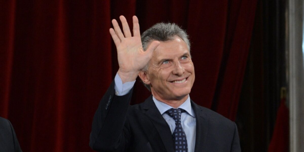 Macri aún camina por la cornisa