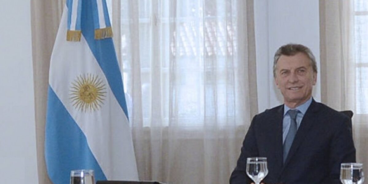 El Presidente Macri debería prestarle más atención a su rodilla derecha