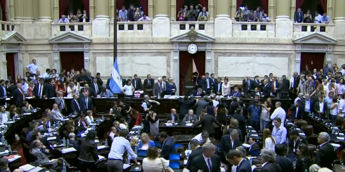 Hoy puede pasar cualquier cosa dentro y fuera del Parlamento