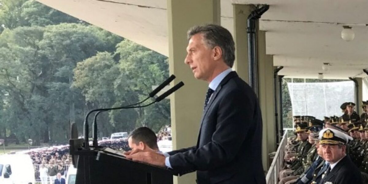 Macri se prueba nuevo traje: el de piloto de tormentas