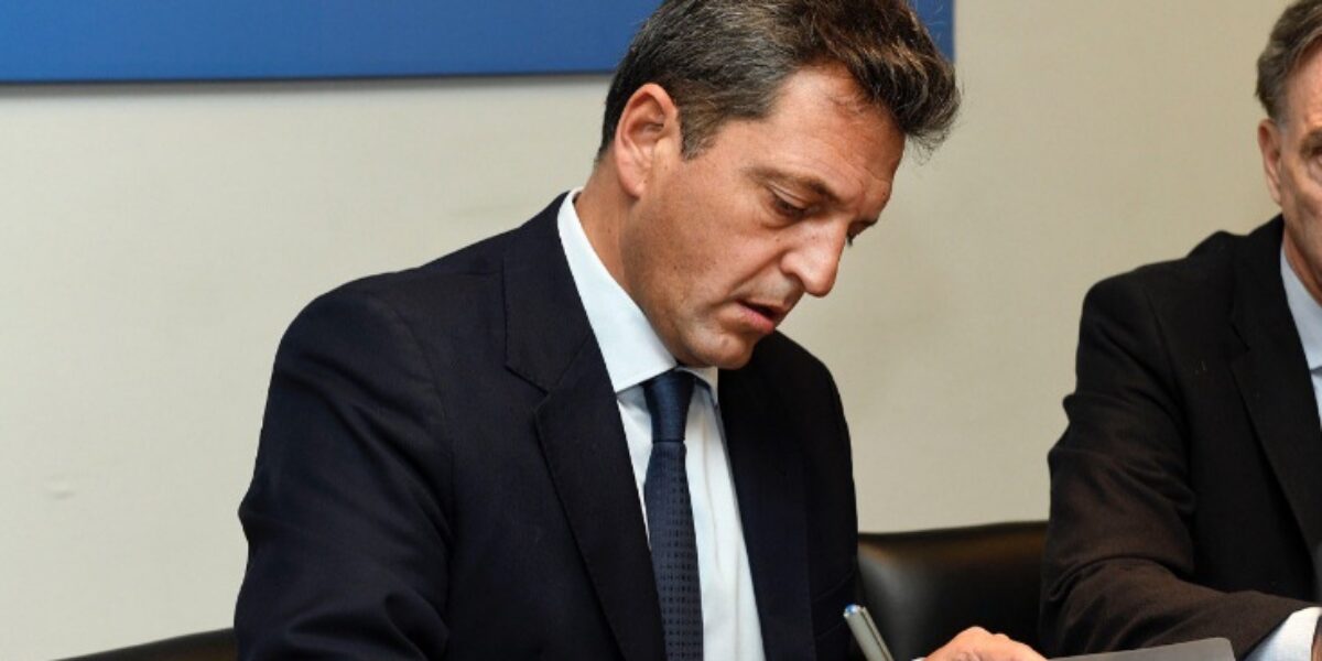 Massa, atrapado entre la urgencia y su candidatura a presidente en 2023