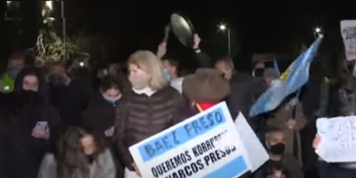 Un fuerte mensaje social contra Lázaro, Cristina y Alberto también